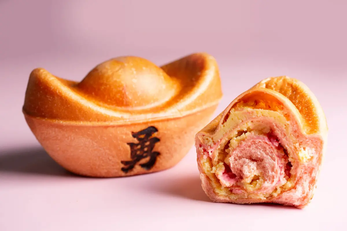 ▲白沙屯媽祖高屏遶境將於週末3月14日、3月15日繞境到南台灣，LA ONE烘焙推出金元寶外型的「粉紅超寶」。（圖／LA ONE提供 eshop.laone.com.tw/）