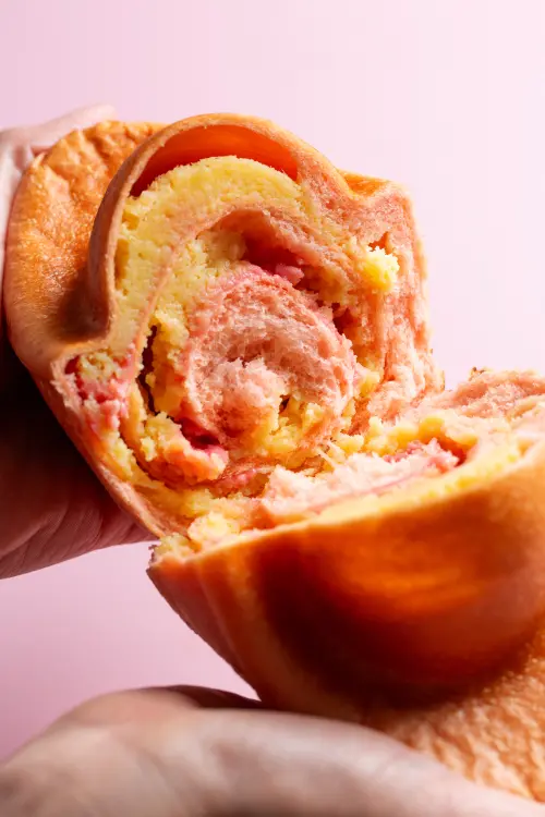 ▲「粉紅超寶」是金元寶造型的麵包，包入草莓巧克力內餡。（圖／LA ONE提供 eshop.laone.com.tw/）