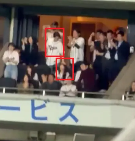 ▲友榮（上框）被網友捕捉觀賽時，突然伸手摸Chuu（下框）的頭。（圖／X@wy_erc_cl）