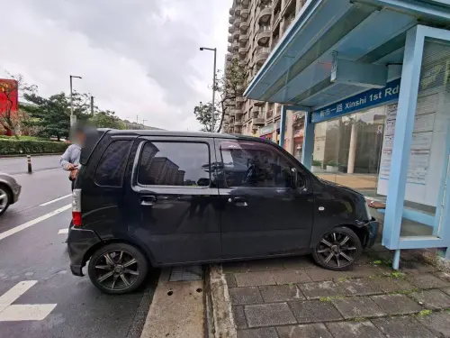 買完得來速突一陣猛咳！新北男「高速暴衝撞公車亭」驚險瞬間曝光