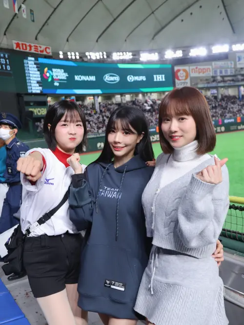 ▲籃籃（左起）、艾融、斐棋在東京巨蛋觀眾席留影。（圖／Irene 林艾融臉書）