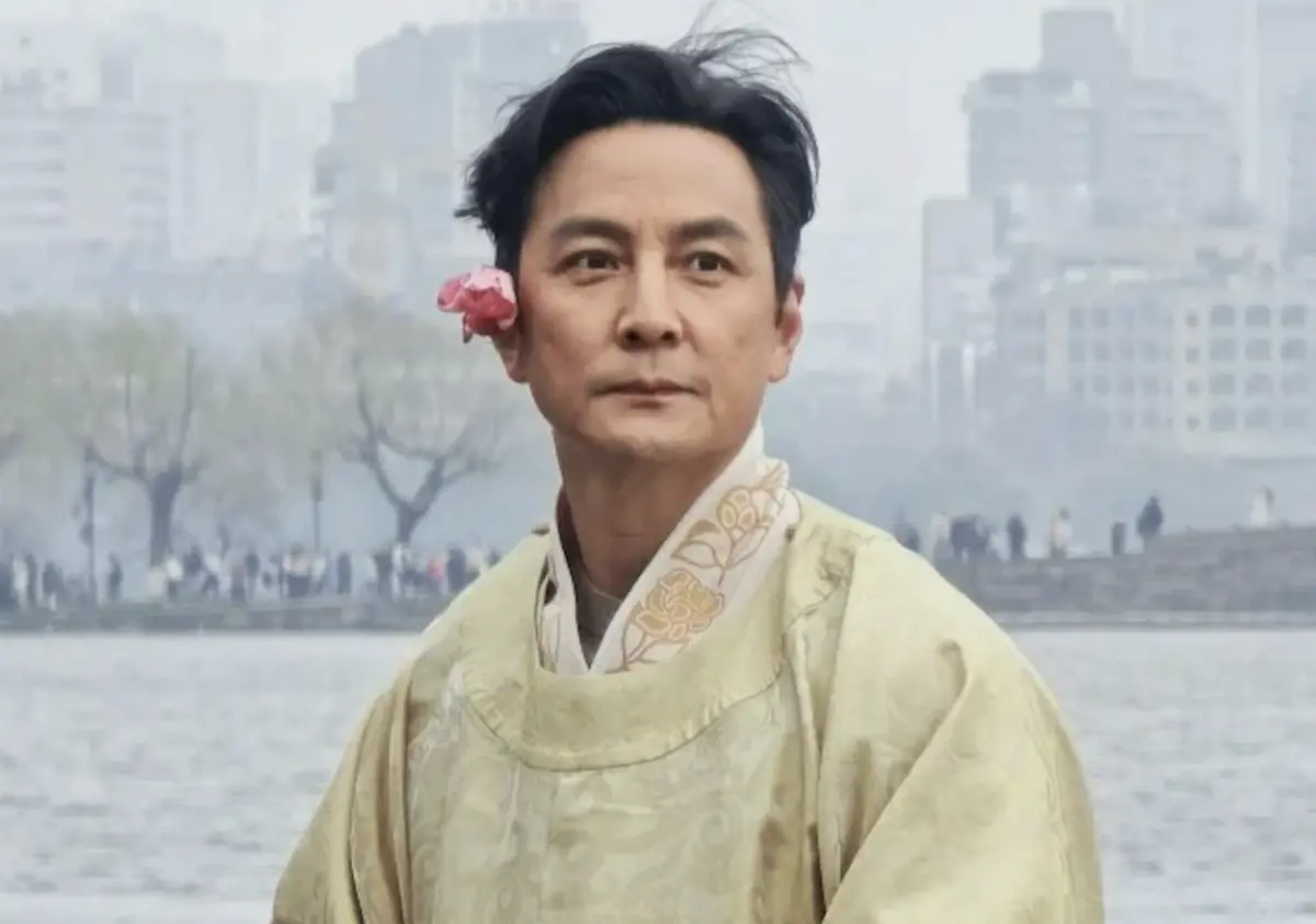 ▲吳彥祖（如圖）在杭州拍攝綜藝節目，還與《美少年之戀》老夥伴尹子維28年後再合體，竟被網友批評顏值像路人，激起粉絲不滿回嗆。（圖／摘自小紅書）