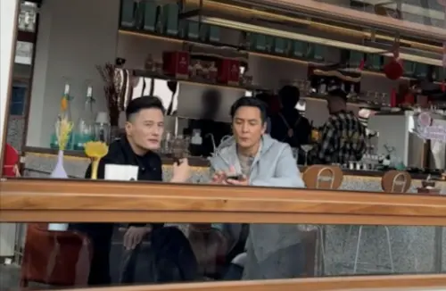 ▲吳彥祖（右）與尹子維（左）近日合體在杭州拍攝綜藝節目，顏值卻被網友批評像路人。（圖／摘自小紅書）