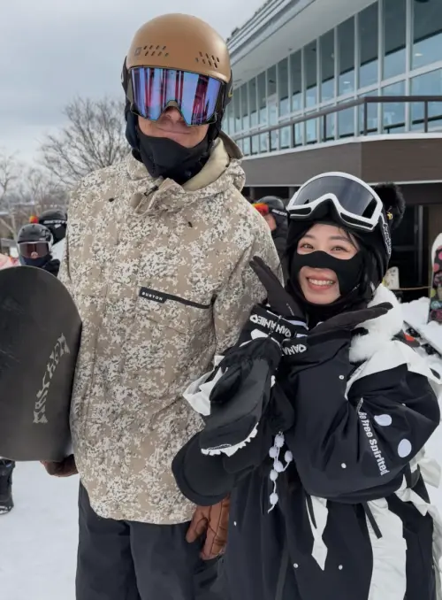 ▲茵聲（右）也把握機會與克里斯漢斯沃（左）合照，還稱是3月生日的最佳禮物。（圖／摘自鄭茵聲 Alina Cheng FB）