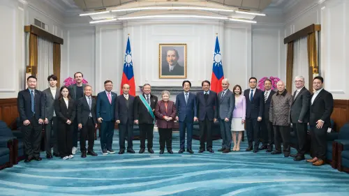 ▲賴清德頒授中華奧林匹克委員會榮譽主席林鴻道「一等卿雲勳章」。（圖／總統府提供）