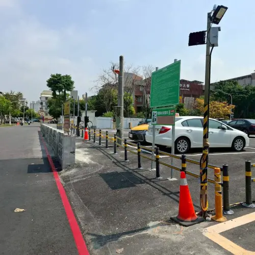 ▲ 小港舊泳池變身停車場後可提供 92 格汽車停車位，整體使用率達成五成。目前場內已有約 30 位鄰近居民辦理月租，每日零租車位亦穩定維持。（圖／高市議員黃彥毓辦公室提供）