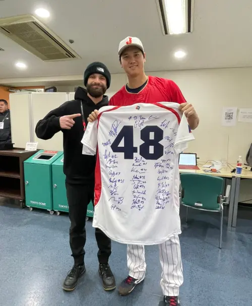 ▲2023年經典賽時，工程師薩托里亞（Ondrej Satoria）登板對決日本隊大谷翔平並三振他，賽後還去找大谷簽名合影超開心！（圖/X@Ondrej Satoria）