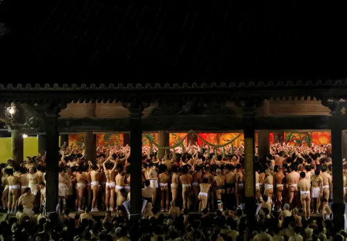 影／日本「裸祭」爆意外！萬人激烈推擠爭「寶木」　1男缺氧死亡