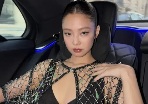 Jennie巴黎遭私生粉絲圍堵超不爽！IG霸氣比中指粉絲狂挺：別惹她