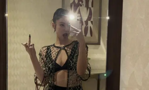 ▲Jennie比中指照片公開。（圖／IG@jennierubyjane）