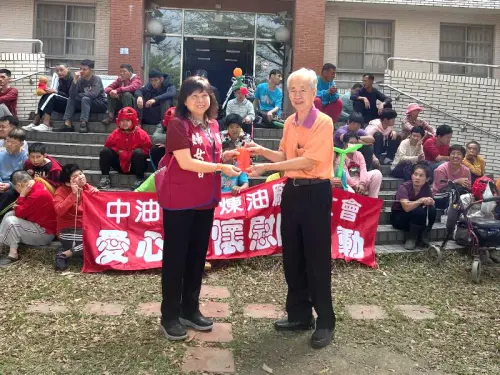 ▲高雄煉油廠婦女會主任委員蔡秀美(左)到屏東伯大尼之家給予關懷與支持，並致贈慰問金，由院長許敏政(右)代表接受。(圖／中油高雄煉油廠提供)