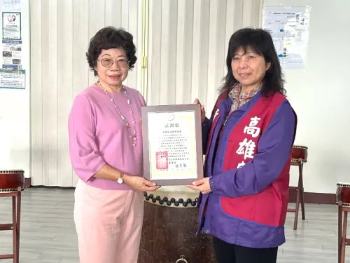 ▲高雄市大樹區星星兒基金會董事長林美淑(左)致贈感謝狀，由高雄煉油廠婦女會主任委員蔡秀美(右)代表接受。(圖／中油高雄煉油廠提供)