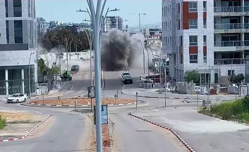    ▲9日一枚伊朗飛彈穿透以色列「鐵穹」防線，落在以色列中部城市，將一名路過附近的男子炸成重傷，最終宣告不治。（圖／美聯社／達志影像）  