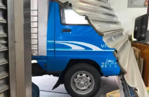 宜蘭皮卡左轉遭貨車猛撞　失控衝進民宅騎樓波及2車、撞凹鐵捲門