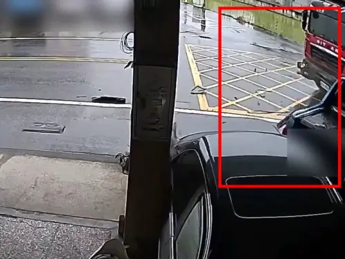 ▲宜蘭冬山10日發生車禍，一輛皮卡左轉時遭直行大貨車攔腰撞上，整車失控衝進路旁民宅騎樓，撞毀兩輛車並造成鐵捲門凹陷。（圖／民眾提供）