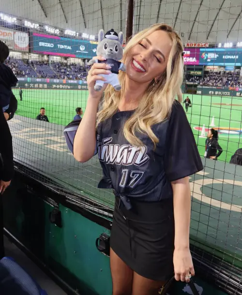 ▲▼漢娜高舉中華隊吉祥物「歐告」，以及表台灣的珍珠奶茶，配文還放上中華民國國旗。（圖／hanna fairchild IG@hannafairchi）