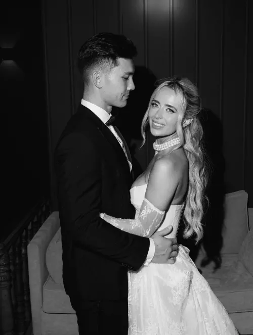 ▲費仔（左）去年11月娶回漢娜，他當時還發文向老婆告白「我娶了我最好的朋友...我真是個幸運的男人」。（圖／hanna fairchild IG@hannafairchi）