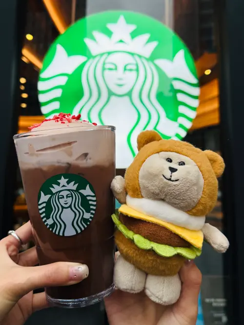▲星巴克3月新品「覆盆莓風味可可燕麥那堤」、「可頌堡小熊」今開賣。（圖／記者蕭涵云攝）