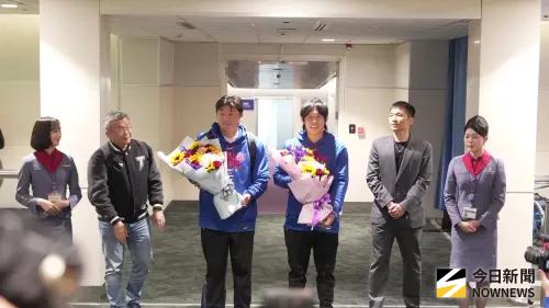 ▲運動部部長李洋今天也前來桃園機場第二航廈為中華隊球員接機。獻花給陳冠宇和曾豪駒總教練。（圖／記者張一笙攝）