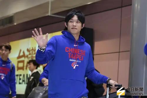 ▲中華隊選手在約12點15分後陸續提著行李入境，球迷看到球員和教練紛紛向他們大喊：「辛苦了！」、「加油」。（圖／記者朱永強攝）
