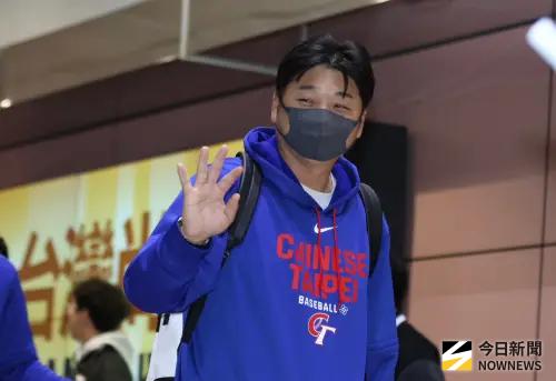 曾總真的將告別中華隊？與「最後一舞」的陳冠宇代表接受李洋獻花