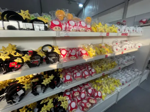 ▲台灣燈會「超級瑪利歐」商品區除了販售正版授權商品，還有台灣燈會限定商品，開幕前幾日就引起粉絲瘋搶。（圖／記者陳雅雲攝）