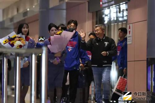 WBC經典賽台灣英雄今晨搭機抵台！破百名球迷接機　李洋到場獻花