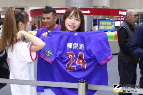 ▲一名前往東京巨蛋看了中華隊其中三場比賽的女球迷表示，這次WBC比賽真的令人感動，畢竟一開始出發時不看好的聲音很多。（圖／記者朱永強攝）