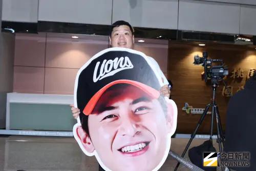 ▲陳傑憲球迷到現場接機。（圖／記者朱永強攝）