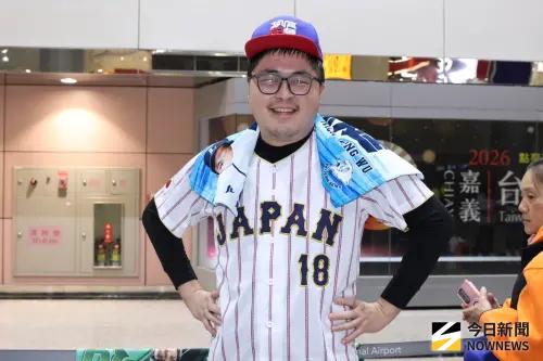 ▲有身穿山本由伸球衣的球迷表示，自己台日戰當天就坐在左外野。（圖／記者朱永強攝）