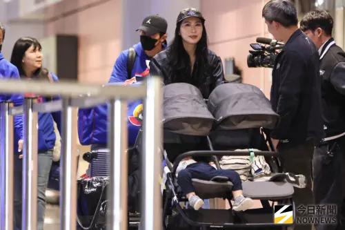 ▲陳傑憲的小孩已經睡著了，周遭球迷為了不吵醒孩子，默契地相互提醒保持安靜。（圖／陳傑憲攝）