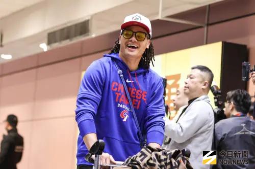 ▲張育成入境時，有球迷試圖索要簽名，但是被制止，大家都相當自制。（圖／記者朱永強攝）