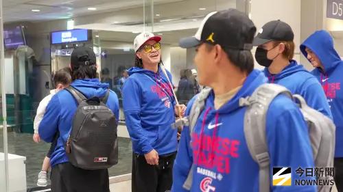 ▲林子偉（右2）也對著張育成（左2）與陳傑憲（左1）道別，並笑著說：「這裡是愛家男人組！」（圖／記者張一笙攝）