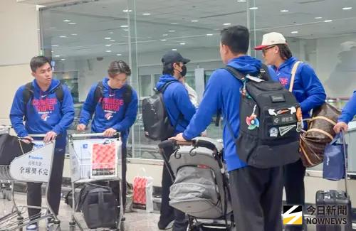 ▲曾峻岳（左1）與江坤宇（左2）也在「愛家男人區」等同行家人下飛機。（圖／記者張一笙攝）