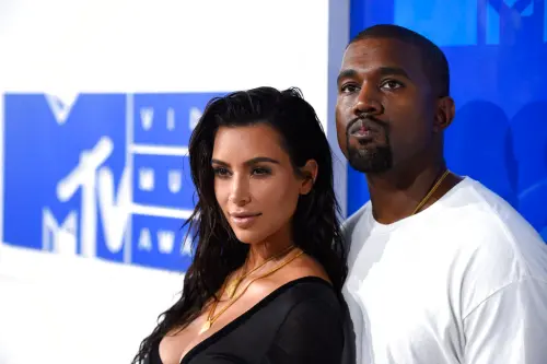 ▲金卡戴珊（左）與肯伊威斯特（右）雖已不再是夫妻，兩人對於彼此所生的小孩仍然極盡寵溺，他們小小年紀就過著充滿名牌精品的生活。（圖／美聯社／達志影像）