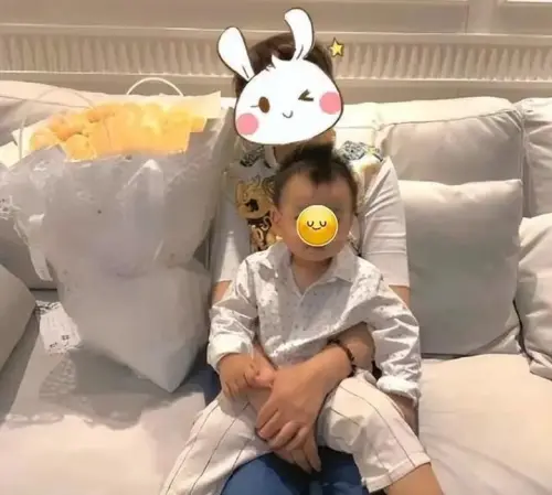 ▲許雅鈞捲私生子風波時，爆料者還流出這張照片，稱老婦人是許雅鈞的媽媽，懷中抱的就是許雅鈞的小孩。（圖／翻攝自微博）