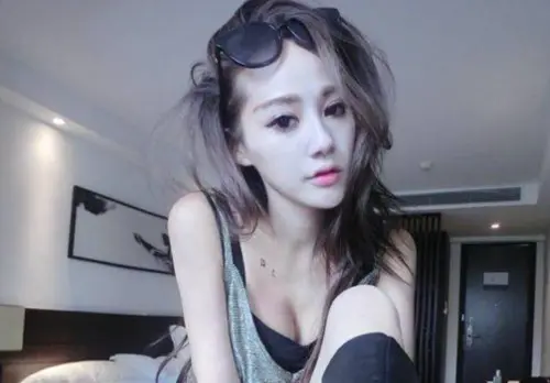 ▲Mika（如圖）過去跟中間人稱讚過許雅鈞出手大方，陪他吃頓飯就收到台幣4萬多元。（圖／Mika臉書）