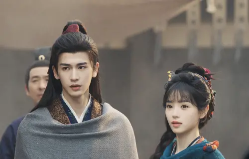 ▲張凌赫（左）和田曦薇主演的《逐玉》在Netflix熱播中。（圖／翻攝自微博@網劇逐玉）