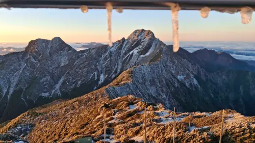 ▲玉山氣象站上午雪勢停止，觀測儀器、地面都被白雪覆蓋，建築物、植物上則有結冰、霧淞。（圖／玉山氣象站提供）