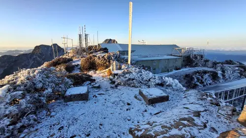 ▲海拔3858公尺的玉山氣象站在凌晨2時50分，氣溫來到零下8.9度，並開始出現下雪景象。（圖／玉山氣象站提供）