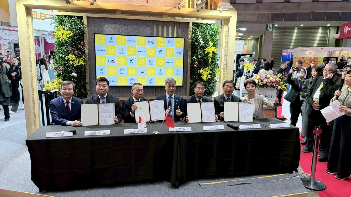 ▲黃偉哲代表市南府與三越伊勢丹控股集團旗下的 MI  Foodstyle、株式會社 Reproall 及玉井聯興青果合作社四方共同簽署芒果採購合作備忘錄。(圖／南市府提供)