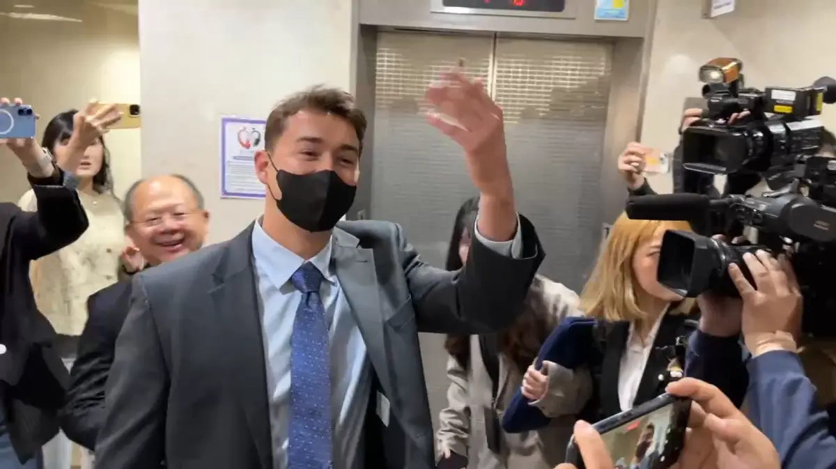 ▲澳洲男子Alex Shorey在老鼠藥毒殺事件後來台作證，雖是殺人未遂案被害人，但他面帶笑容神情輕鬆。（圖／民眾提供）