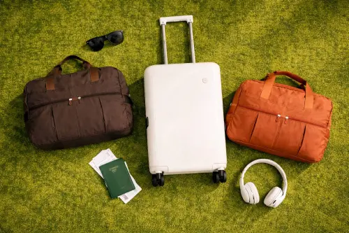 ▲台泥2026年股東會紀念品為摩卡色與橘棕色的「多功能折疊環保旅行袋」。（圖／台泥提供）