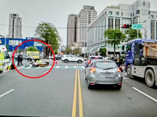 疑為搶快出事了！台中6旬婦跨雙黃線左轉　挨撞倒地送醫不治
