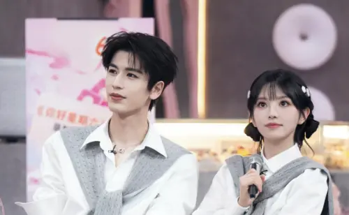 ▲張凌赫（左）和田曦薇搭檔火花十足。（圖／翻攝自微博@網劇逐玉）