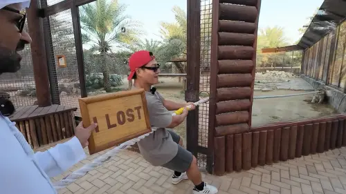 ▲金鍾國（右）與獅虎獸拔河，大方承認自己輸了。（圖／翻攝自金鍾國YouTube）