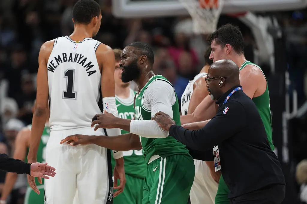 ▲裁判在短時間內連續吹判布朗（Jaylen Brown）兩次技術犯規，導致他直接被驅逐出場。當時塞爾提克仍以51：49領先，失去布朗對原本就因傷缺少普里查德（Payton Pritchard）與武切維奇（Nikola Vucevic）的綠衫軍無疑是雪上加霜。（圖／美聯社／達志影像）