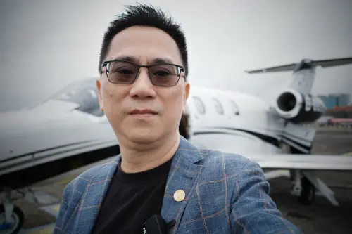 486先生PO松指部搭機照嗆聲！粉絲質疑恐觸法　包機費用意外曝光