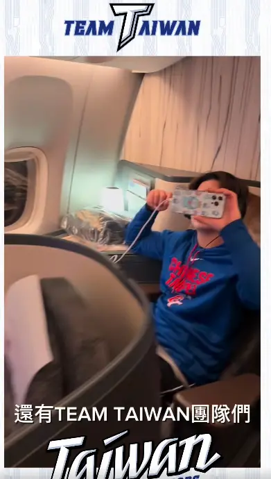 ▲陳傑憲廣播當下，江坤宇（如圖）舉著手機紀錄。（圖／IG@cpbl_official）