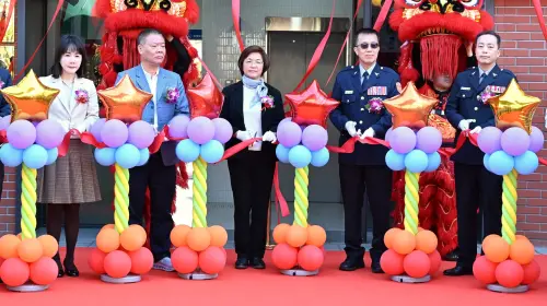 ▲謝衣鳯（左一）與爭取扶正的副議長許原龍，出席埔鹽鄉綜合行政大樓落成啟用典禮。（圖／彰化縣政府提供，2026.03.11）